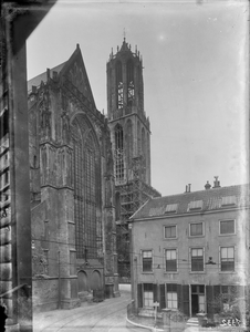 835463 Gezicht op het noordertransept van de Domkerk (Domplein) te Utrecht; rechts de zijgevel van het huis Domplein 1 ...